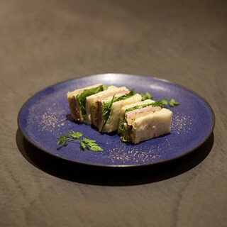 銀座の名店が監修したプレミアムなサンドウィッチを楽しむ