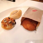 ペンギンベーカリー - 北海道牛のカレーパンフォンデュ、十勝金時の豆パン、クリームチーズとハチミツのライ麦パン