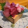Sake to Sakana-ya to Maguro Uokichi Danpei - ②原価まぐろ升盛り(税込980円)
                腰長鮪、本鮪赤身、本鮪大トロがこれでもか！と山盛り
                確かに1千円弱でこれは凄い
