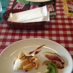 トラットリア ラ・ポルタ - パンナコッタ美味しいです★横の赤い果物は、微妙…