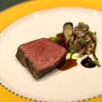 SALONE 2007 - 【高原黒牛　イチボ　増島農園　フンギ　トリフォラーティ】　★付け合わせはバターソテーしたキノコ。黒ニンニクのピューレをお好みで付けて｡フレンチっぽい味付けで大好き！