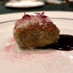 SALONE 2007 - 【安芸高田　夏鹿　コトレッタ　サマーポルチーニ】　★イタリアのカツレツ｡中に､サマーポルチーニ､モッツァレラブッファラ､ソースは鹿のお出汁とベリーソースを合わせて、フランボワーズのパウダーを掛けて｡