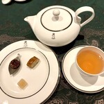 SALONE 2007 - 【お茶菓子　カフェ】　★お皿下から、ジェラティーナ ディ カカオ（イタリアのゼリー菓子）スプーンは、カカオ カタラーナ濃厚なチョコレートの上に塩｡1番好き｡スパイス カントゥチは、サクサククッキー｡