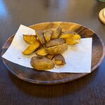 バルバルキッチンアメリ - フライドポテト(¥300)
      酒の肴にするならもう少し塩を振った方が良い。