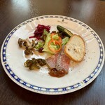 バルバルキッチンアメリ - せんべろセット(¥1,000)の料理
      ローストビーフは美味しかったが、全体にボリュームが足りなかった。些か割高に感じた。