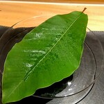 銀座 大石 - 朴葉の下には