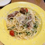 食堂endo - ミートボールとオクラの黒胡椒チーズのパスタ