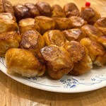 ホワイト餃子 - 上がカリカリ、下はもちもちの皮です