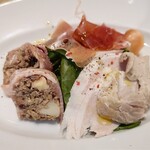 カプリチョーザ トマト＆ガーリック - 生ハム、もち豚低温、パテドカンパーニュの盛り合わせアップ