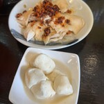 しもじ屋 - 蒸し鶏ラー油、味噌漬けクリームチーズ