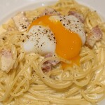 カプリチョーザ トマト＆ガーリック - 黄身を割って