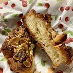 コンセントマーケット - 木の実のクロワッサン ¥340