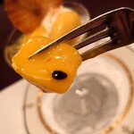 東洋軒 - 優しい甘さでキツくないトロピカル感
      種は固くなく
      種も含めて全ていただく事ができます♪