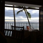 La Mer - 店内からの眺め。オーシャンビューですが、サンセットは見えません。