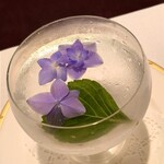 東洋軒 - スープボールの下、冷たい氷水に浮かんだ花と葉が涼しげ♡
      見えない所もキレイに飾られ、ガラスの器から透けて見える彩りが暑い夏を目でも涼しく魅せる工夫が凝らされた、心遣いを感じます♪