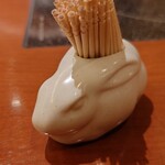 美々卯 - うさぎの形の爪楊枝立て♪　珍しいですね(⁠◔⁠‿⁠◔⁠)