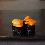 すし大 - 左がムラサキウニ、右がバフンウニ