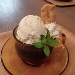 ラフ&タフ コーヒースタンド - ヌガーグラッセ