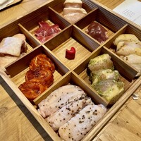 鶏焼き肉 囲 - 名物の鶏肉の盛り合わせ「囲」