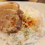 CLAY POT CURRY OHMIYA - ライスの上に煮豚と温玉が鎮座しています