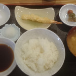 うえの - 一品目の海老天ぷらとご飯、みそ汁、香の物、天つゆ&大根おろし