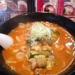 ラーメン本舗　まるみ - 激辛ラーメン。野菜たっぷり辛さも満足。地獄ラーメンはこの１０倍とか！