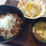 すき家 - 炭火豚丼（５２０円）＋サラダセット（１２０円）＋税