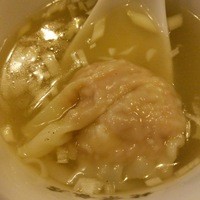 横浜中華街 北京飯店 - 特大ワンタン入りのスープ