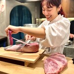 肉料理かなえ - 目の前のカウンターは特等席です