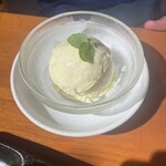 炭火焼肉ぐら - バニラアイス ¥385