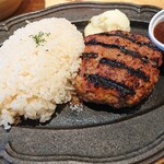 ワイン食堂 VINSENT - 料理写真:「牛100％ハンバーグ」。サラダ、ドリンクバー付きで税込み1,350円也。