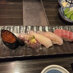 四万十 - 鮮度バッチリのお任せ握りハーフだったかな？
      
      1000代で戴けたと思います！
      
      素晴らしい～
      