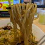 丸源ラーメン - 熟成醤油油そば・麺ズーム