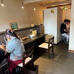 カリーヤ！コング - 右奥が店内待合