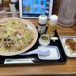 リンガーハット - 料理写真:野菜たっぷり皿うどん¥1020餃子3個¥190