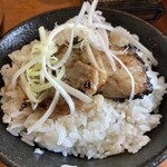 麺場 田所商店 長浜店 - チャーシューが控えめなチャーシュー丼中