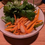 居酒屋 ヨーテル - 人参とピーマンのパクチーサラダのハーフ。ちょっと独特。