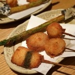 Inaseya - 串揚げ:イカ磯あげ、玉ねぎ、うずらのベーコン巻、グリーンアスパラ