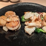 鉄板焼 六 - ホタテ焼きとイカ焼き