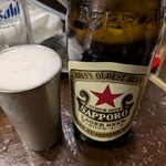 粉ひで - 赤星を錫のグラスで。これがちょうど良い冷え加減。