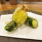 てんぷら 一心 - モッツァレラと花ズッキーニ