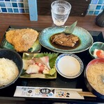 鮮魚酒場 紬季 - 日替わり   鯵フライごまダレ 鮪カマ煮付け ミニ刺身