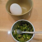 カリー フランキー軒 - トッピングで付けた生卵と青唐辛子。青唐辛子は辛いが少しいれると良いアクセントになる。