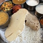 ロビンズインドキッチン - チャパティは固くなるのでお早目に！ダルはニンニク効いてて最高！