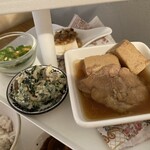 こびとカフェ - オクラ、白和え、冷奴、鶏肉の旨煮