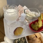 こびとカフェ - ミニデザート(レアチーズみたいな)、かぼちゃ煮、ゴルゴンゾーラパスタ、空豆唐揚げ