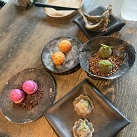 レヴォ - プロローグ ビーツのマカロンは徐々にしぼんでしまうそうなので出されてすぐ頂いたのですが、初めの1口から美味しくてこの後のお料理にわくわくしました。 