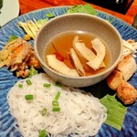 Madam My modern thai vietnamese - ブン・チャーは揚げ春巻きと薬味を一緒に