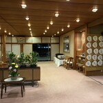 鶴清 - 奥が入り口です　3階の大学関係者の方々が賑やかにお帰りになりました