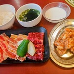 カルビ一丁 - 焼肉ランチ(180g、牛カルビ・豚カルビ・牛ハラミ、1210円)&牛ホルモン(味噌、319円)。